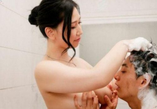 Mẹ kế khao khát cuộc yêu với con trai trưởng thành
